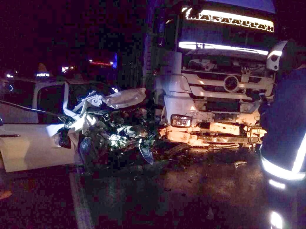 Antalya\'da Kamyonetle Otomobil Çarpıştı: 1 Ölü, 4 Yaralı