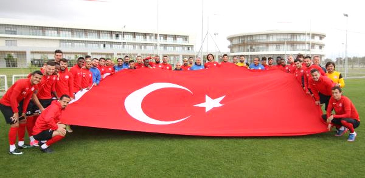 Antalyasporlu Futbolcular 19 Mayıs Bayrağı Açtı