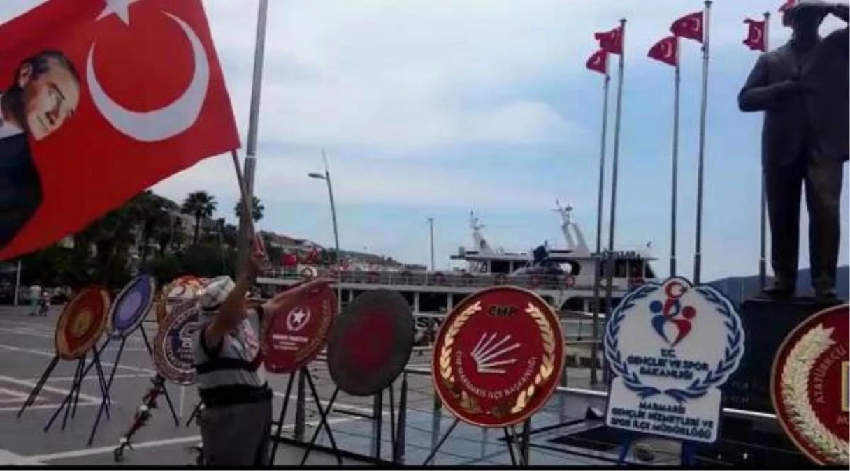 Atatürk Anıtı\'na Elinde Bayrakla Gelip İstiklal Marşı Söyledi