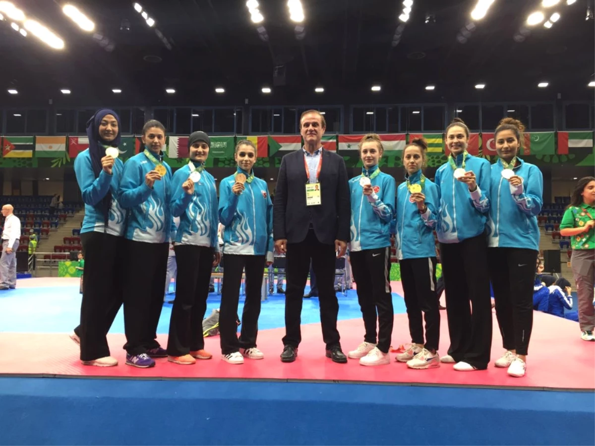 Bakü\'de Tüm Kadın Tekvandocular Madalya Kazandı