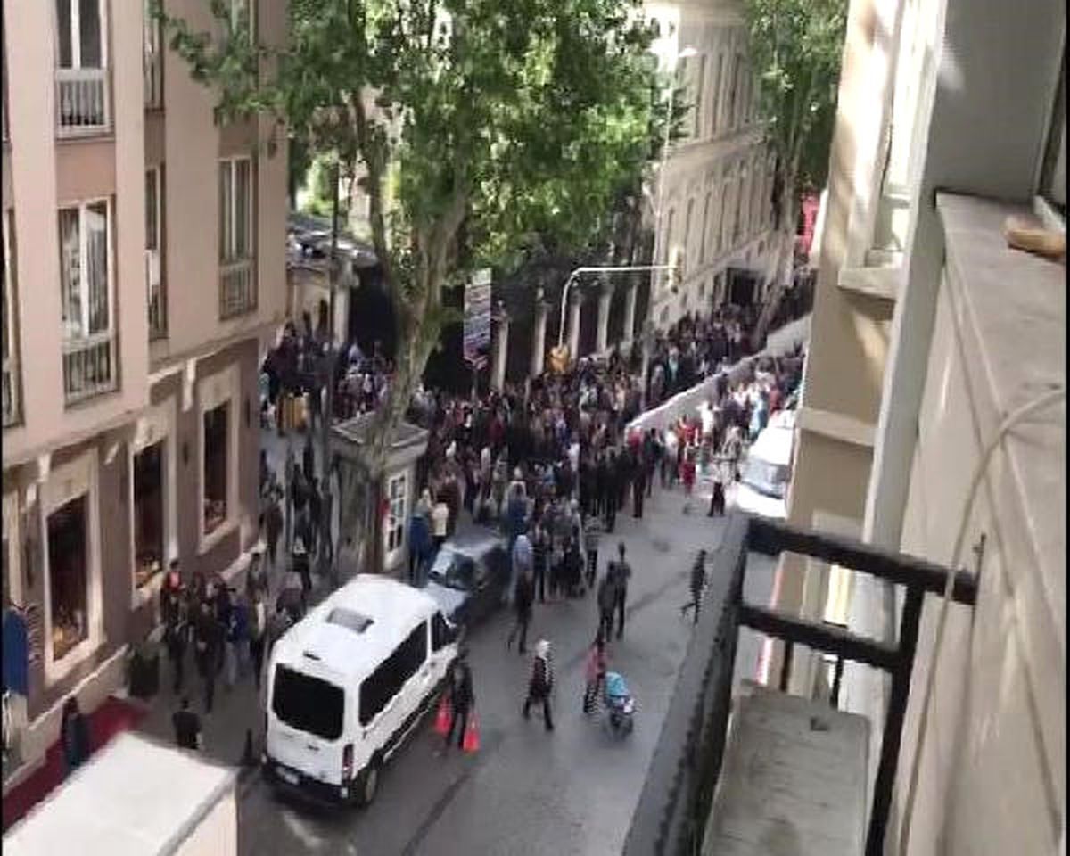 Binlerce İranlı Cağaloğlu\'na Akın Etti... İzdihama Varan Kuyruk Oluştu