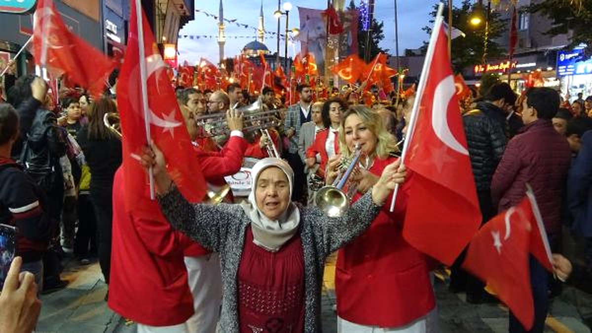 Binlerce Kişi Fener Alayı ile Yürüdü, Kolpa Grubu ile Coştu