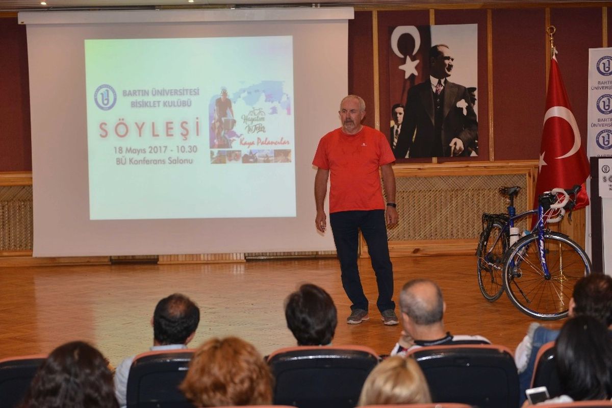 Bir Tur Atmak İçin Bindiği Bisikletiyle Dünyayı Geziyor