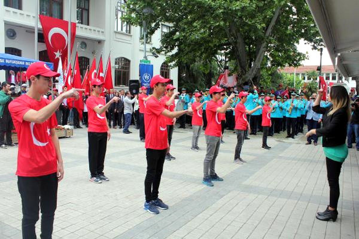 Bursa\'da 19 Mayıs Törenlerinde İşaret Diliyle İstiklal Marşı Okundu