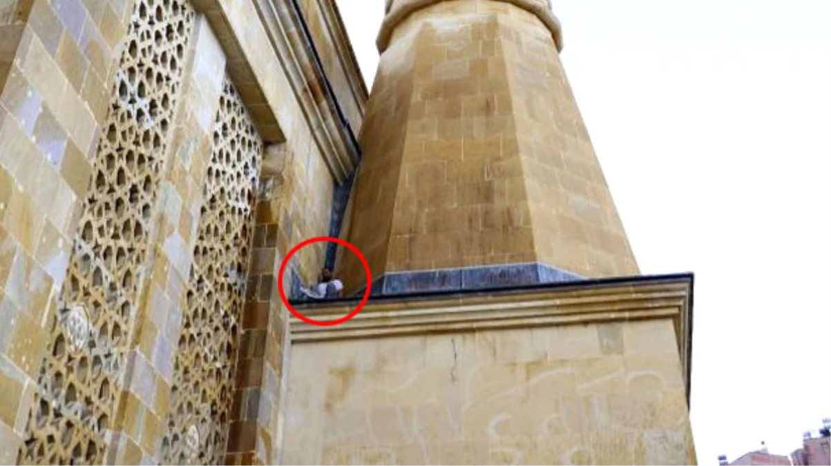 Caminin Kurşun Kaplamalarını Çalmaya Çalışan Hırsız Minarede Mahsur Kaldı