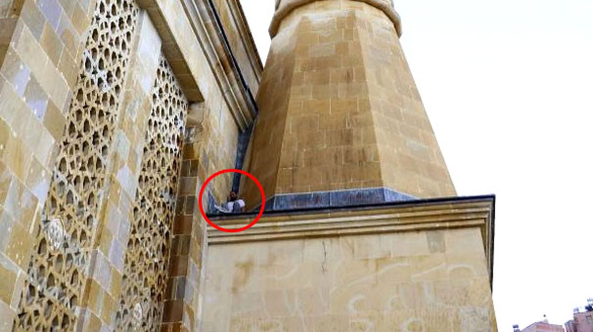 Caminin Kurşun Kaplamalarını Çalmaya Çalışan Hırsız Minarede Mahsur Kaldı