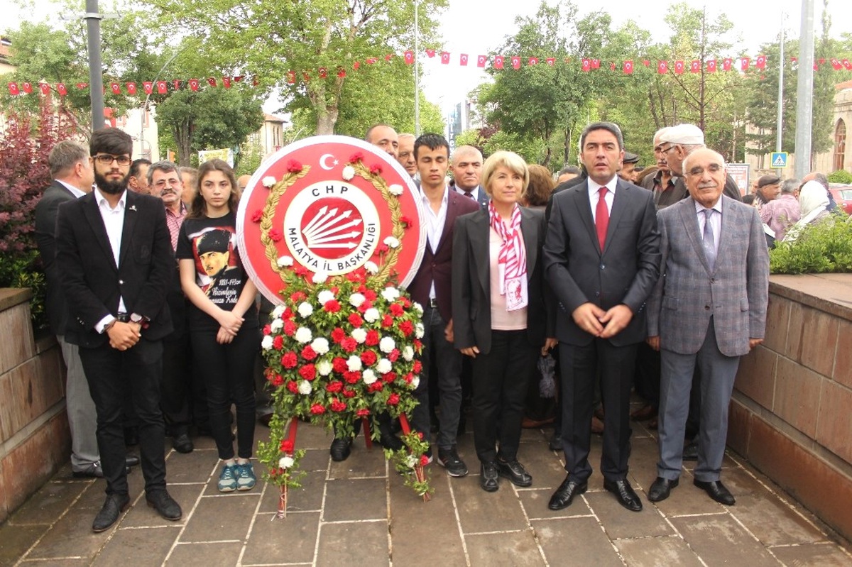 CHP\'den Atatürk Anıtı\'na Çelenk Sunumu