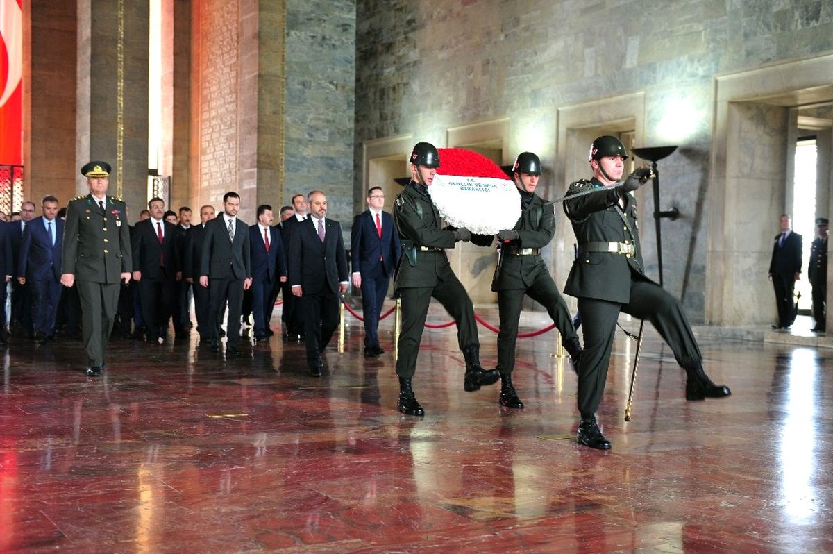 CHP\'liler Anıtkabir\'e Yürüyor (1)