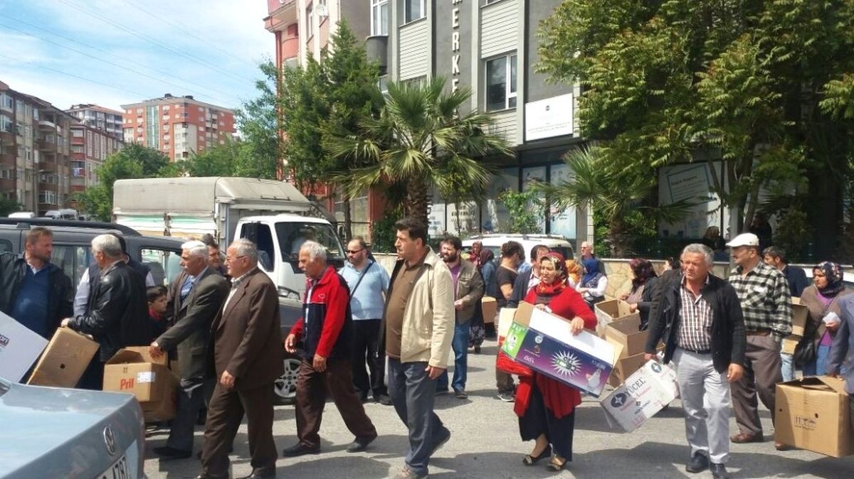 Çiftçilere Koli Koli Tavuk Dağıtıldı