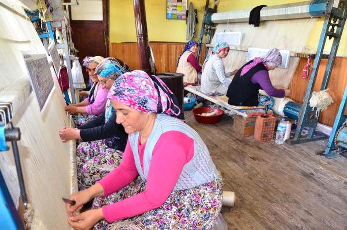 Demirci\'nin 200 Yıllık Geçim Kaynağı ; Halıcılık