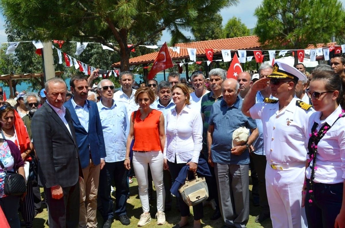 Didim\'de Zübeyde Hanımın Heykeli 19 Mayıs\'ta Adının Verildiği Parkta Açıldı