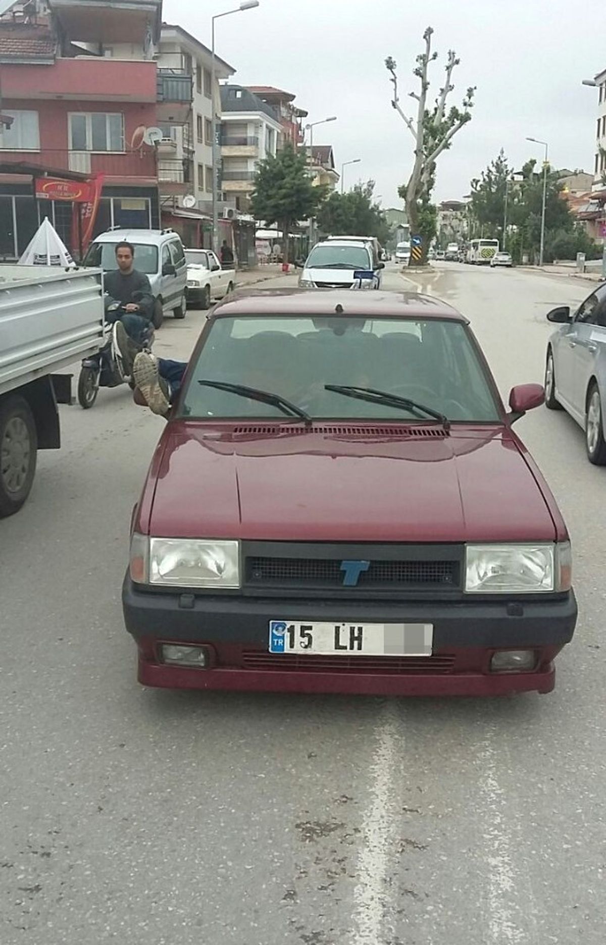 Direksiyon Başında Sızan Sürücü ile Arkadaşı Polisi Harekete Geçirdi