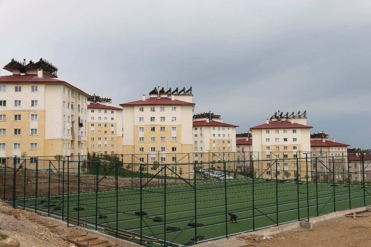 Edremit Belediyesinden Yeni TOKİ\'ye Spor Sahası