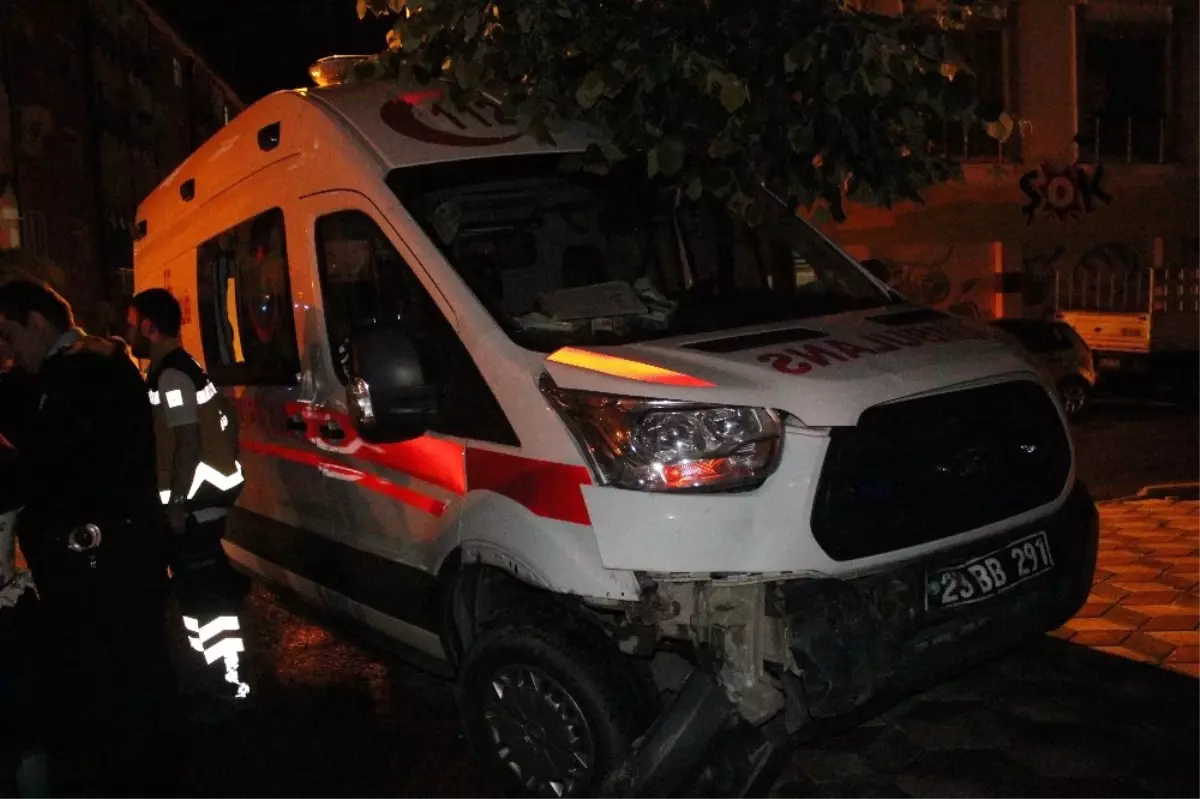 Elazığ\'da Ambulans ile Otomobil Çarpıştı: 2 Yaralı