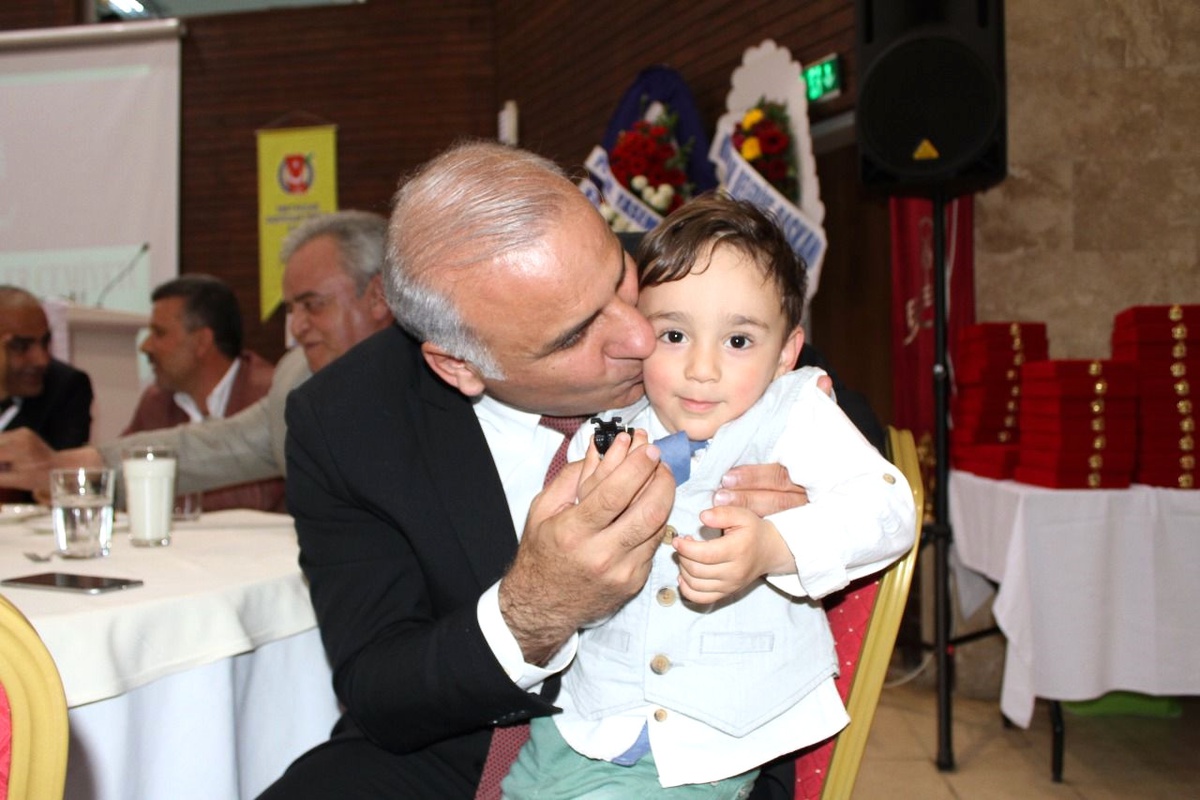 Elazığ Valisi Murat Zoroğlu\'nun Çocuk Sevgisi