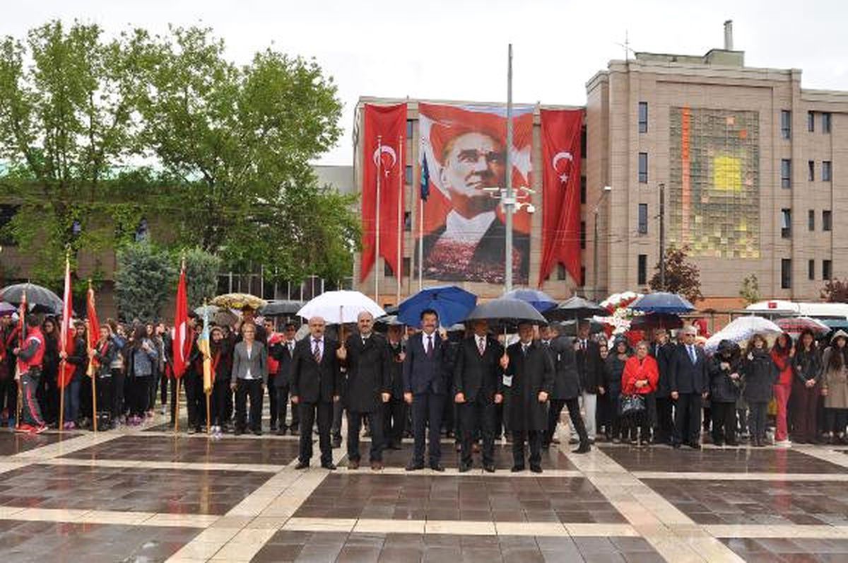 Eskişehir\'de Yağmur Altında 19 Mayıs Töreni