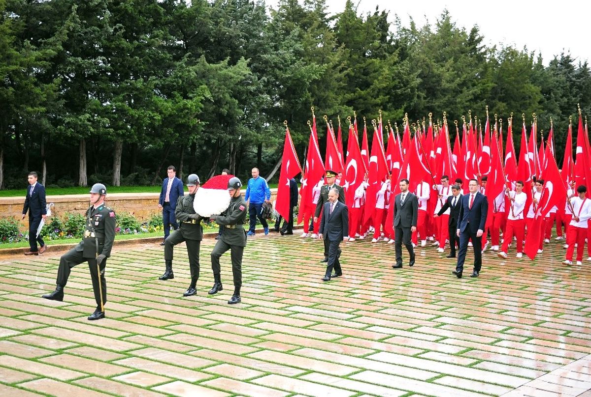 Gençler Ata\'nın Huzurunda