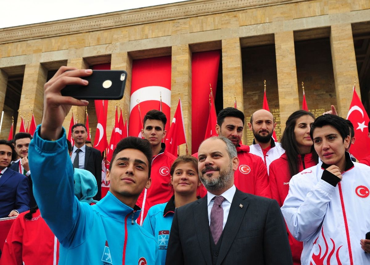 Gençler Ata\'nın Huzurunda