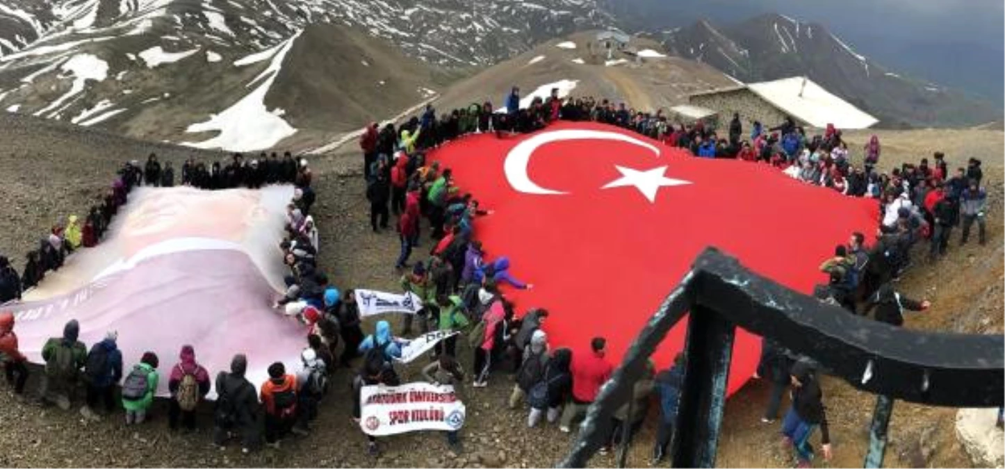 Gençler Palandöken Dağı Zirvesinde Dev Türk Bayrağı Açtı