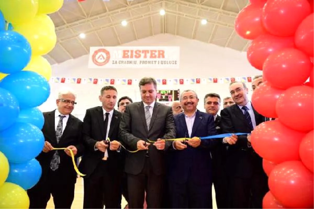 Gornji Vakuf\'a Yaptırılan Spor Salonu Törenle Açıldı