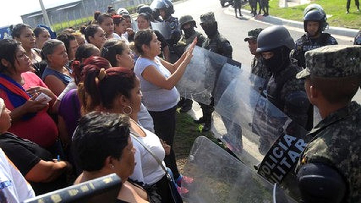 Honduras\'ta Yüzlerce Mahkum Yeni Yerlerine Naklediliyor