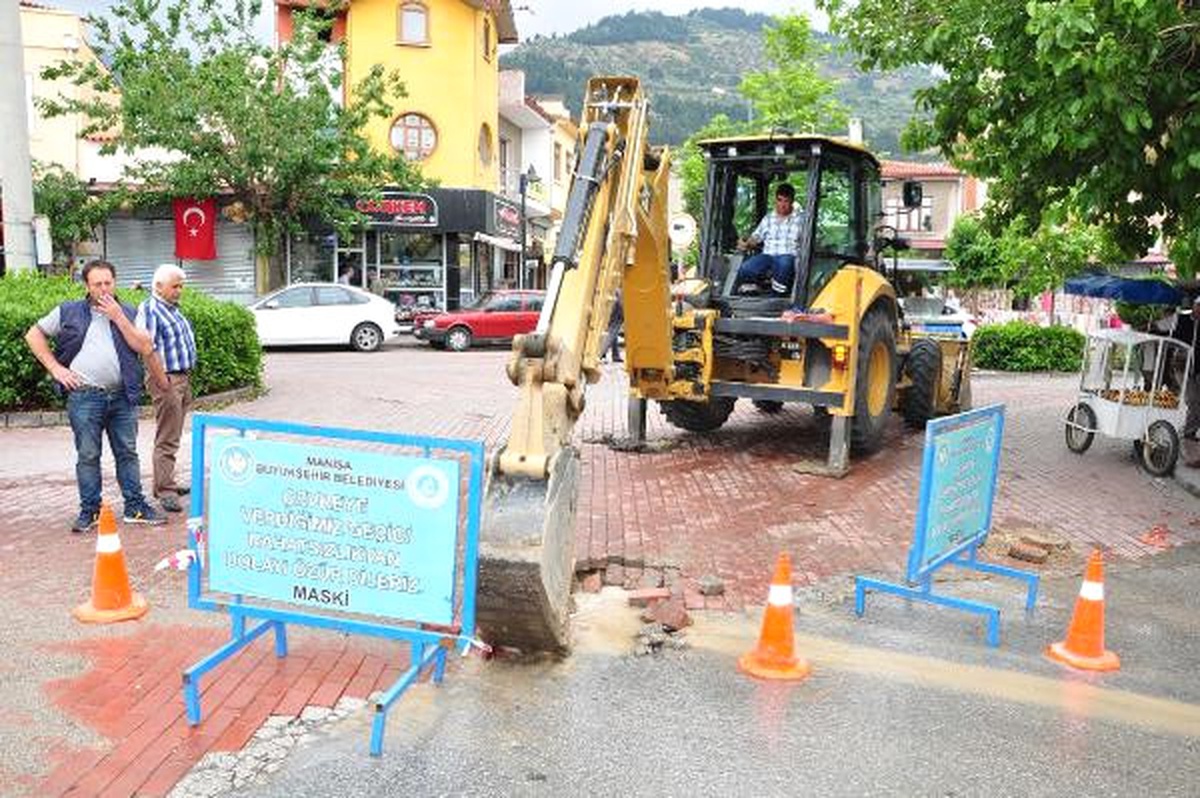 İçme Suyu Boru Hattı Patladı, Tonlarca Su Boşa Aktı