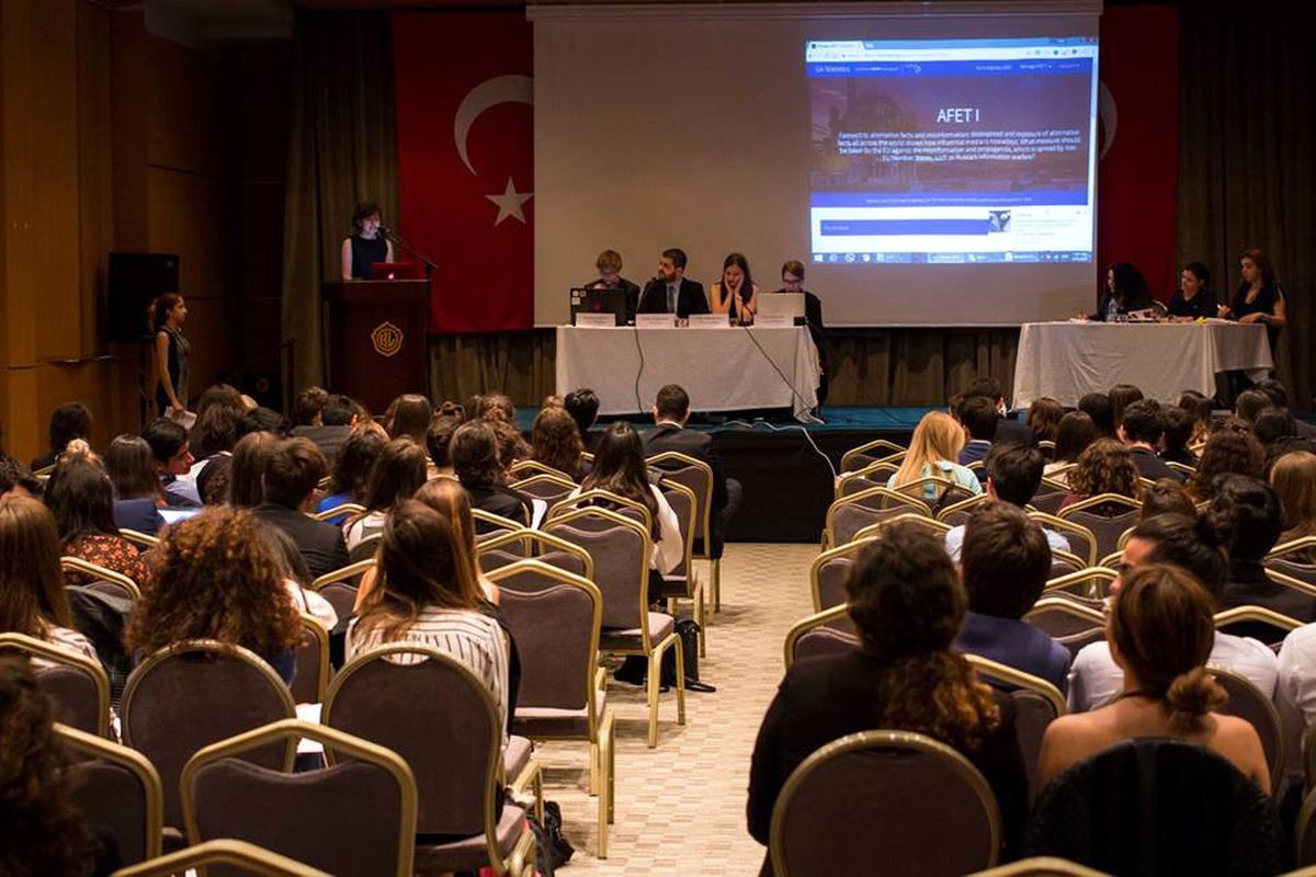 İhlas Koleji Öğrencileri, Avrupa Gençlik Palamentosu\'na Katıldı