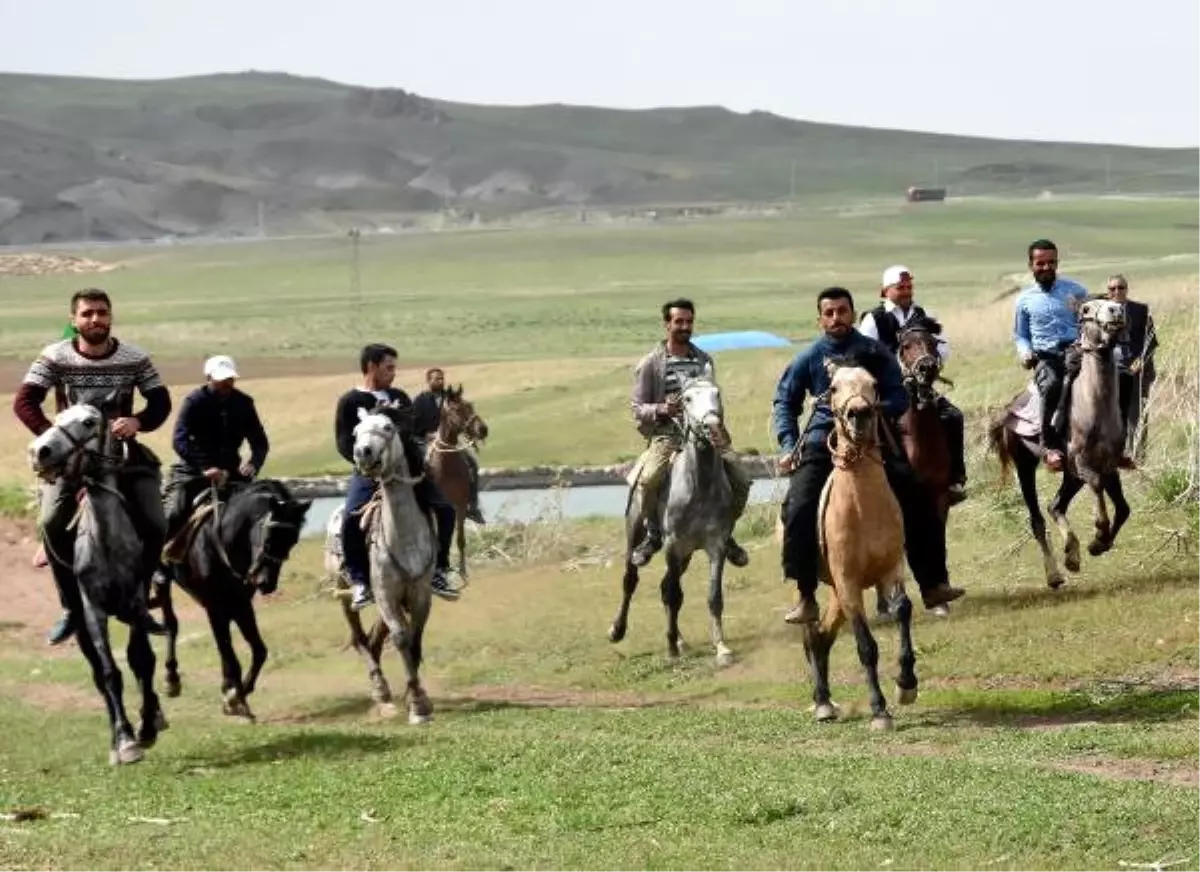 İran Sınırında 19 Mayıs Etkinliğinde At Yaraşı Yapıldı