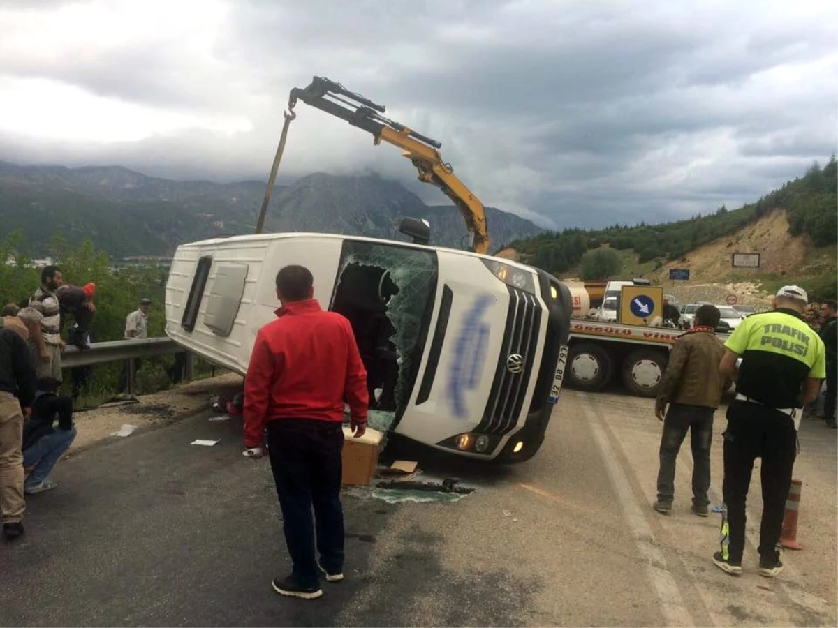 Isparta\'da Yolcu Minibüsü ile Kamyon Çarpıştı: 18 Yaralı