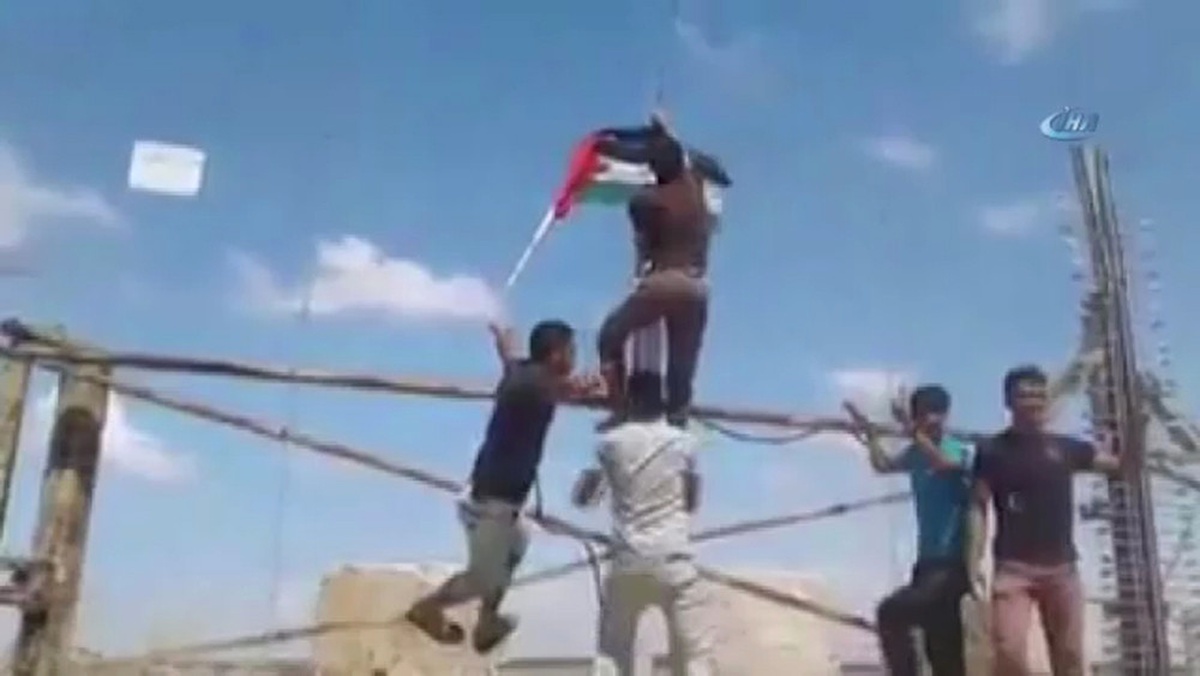 Israil\'in Askeri Kapısına, Filistin Bayrağını Astılar