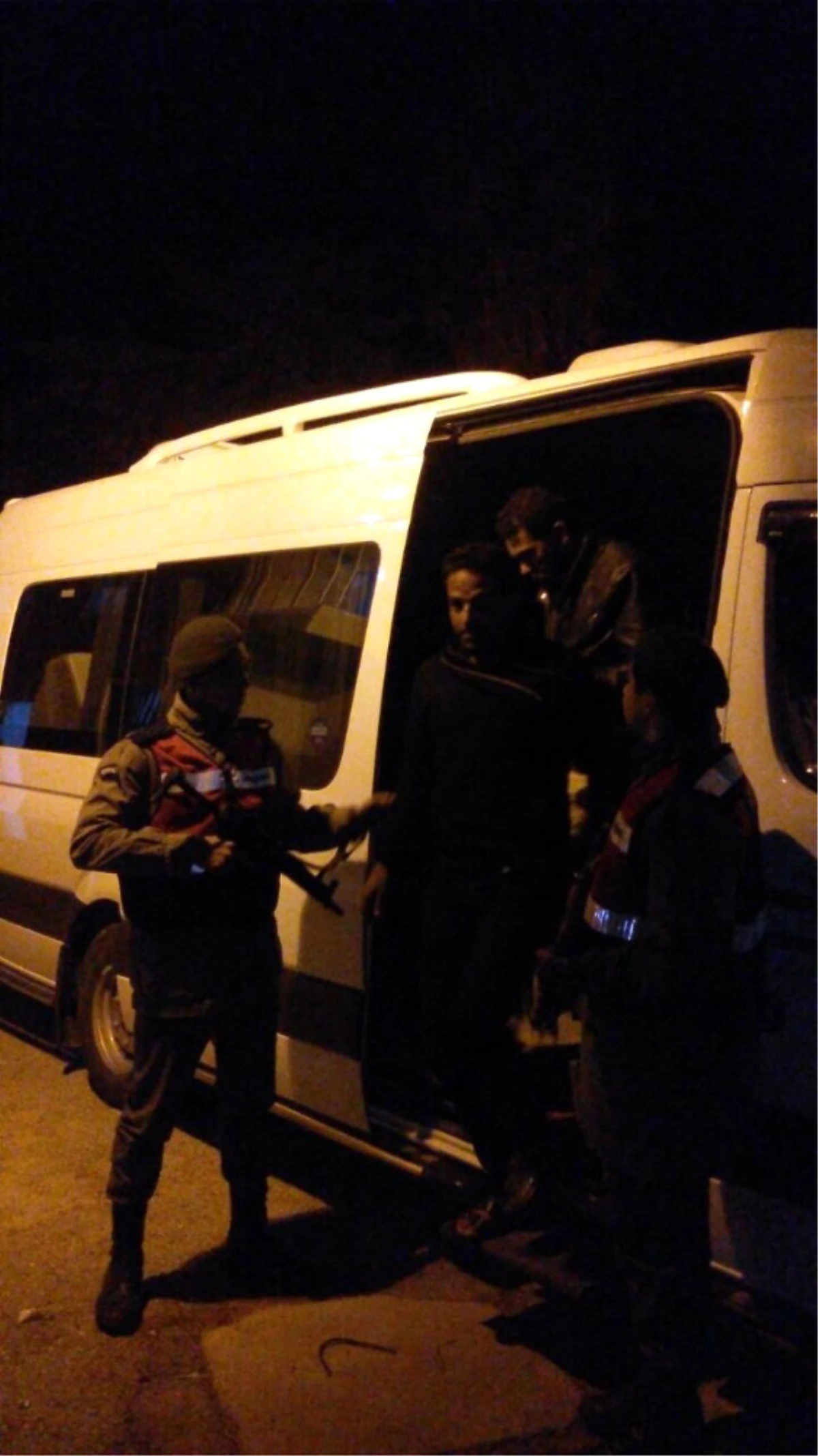 İzmir\'de 42 Suriyeli Mülteci Kaçarken Yakalandı