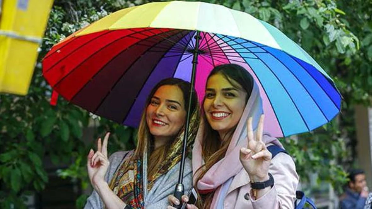 İzmir\'in İranlıları Sandık Başına Gitti, Ortaya Renkli Görüntüler Çıktı