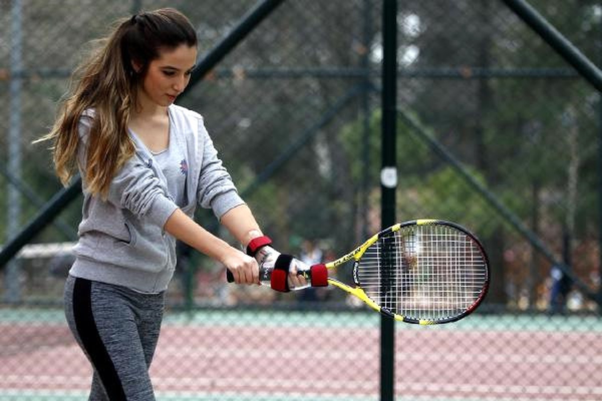 İzmirli Tenis Antrenöründen Tenise Başlayanlara \'Elcik\' Materyali