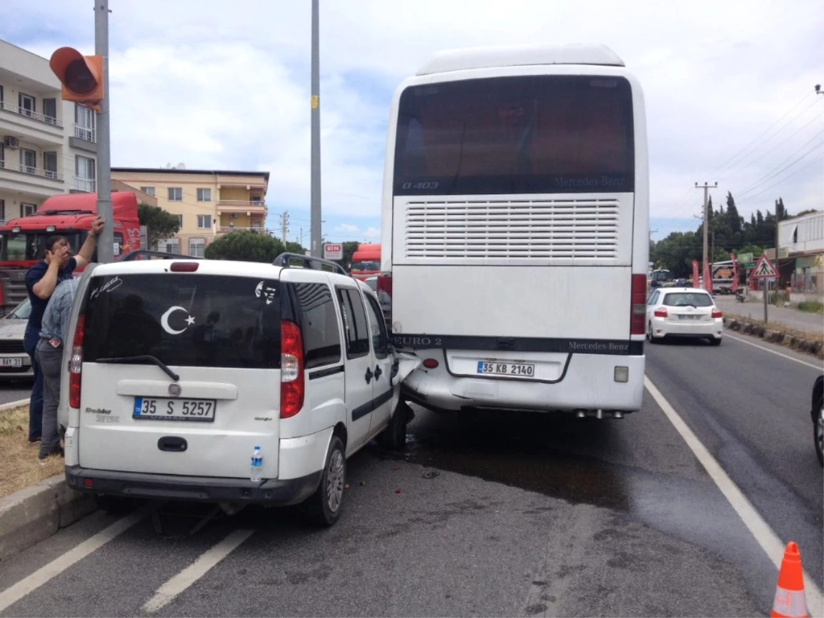 Kamyonet Ile Otobüs Çarpıştı: 4 Yaralı