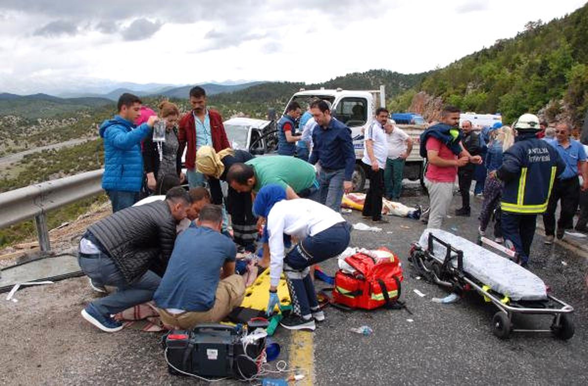Kamyonetle Otomobil Çarpıştı: 2 Ölü, 3 Yaralı