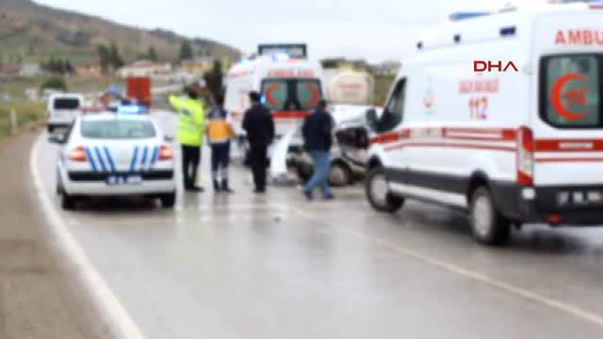 Kastamonu\'da Otomobil Kamyonla Çarpıştı: 3 Ölü