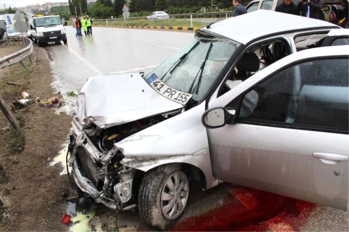 Kastamonu\'da Otomobil Kamyonla Çarpıştı: 3 Ölü