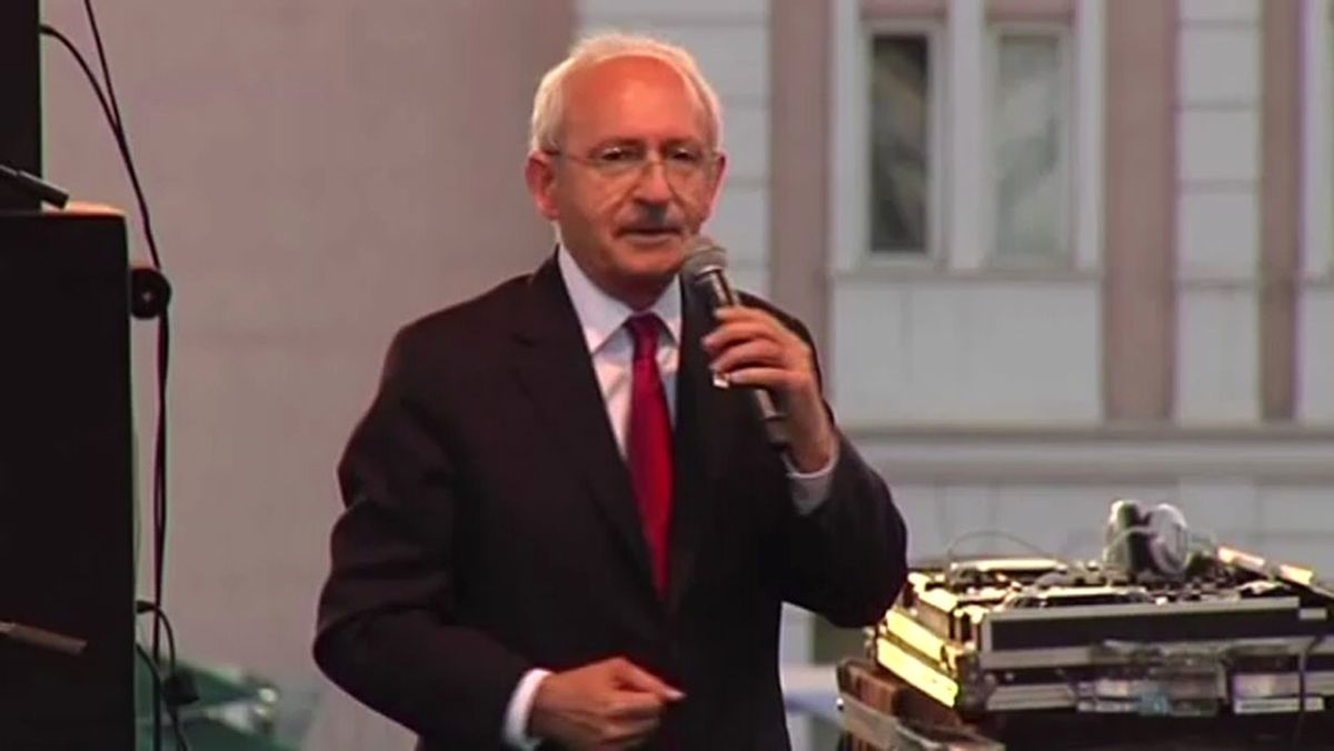 Kılıçdaroğlu, Gençlerle Birlikte \'Gençliğe Hitabe\'yi Okudu