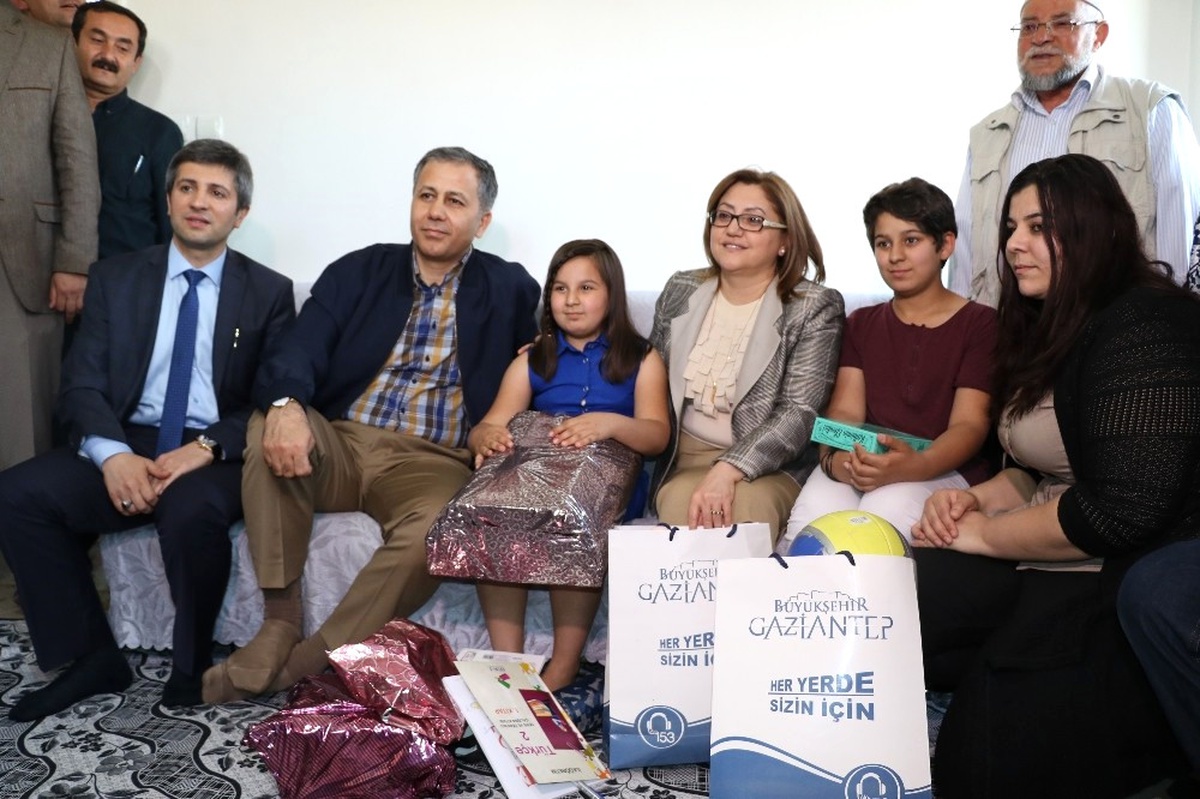Kitabı Yırtıldı Diye Türkiye\'yi Ağlatan Kız Gaziantepli Çıktı