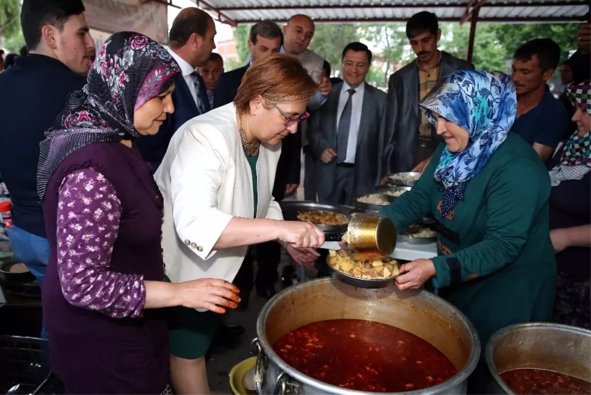 Konak\'ta Kütahyalılar\'dan Geleneksel Tirit Aşı Eğlencesi