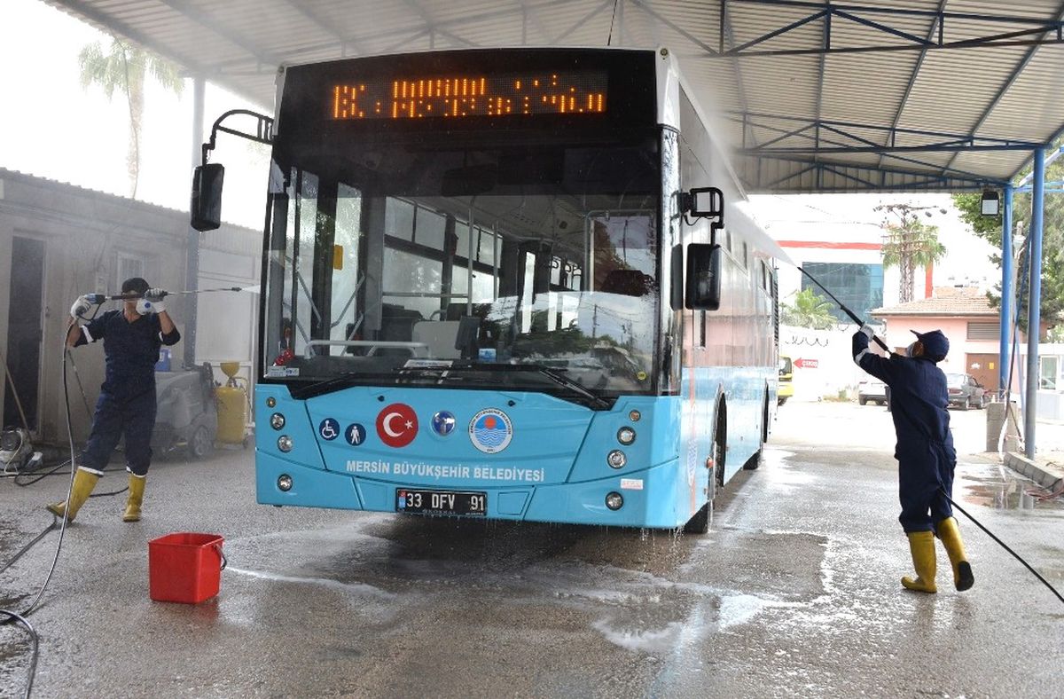 Mersin\'de Belediye Otobüsleri Dezenfekte Ediliyor