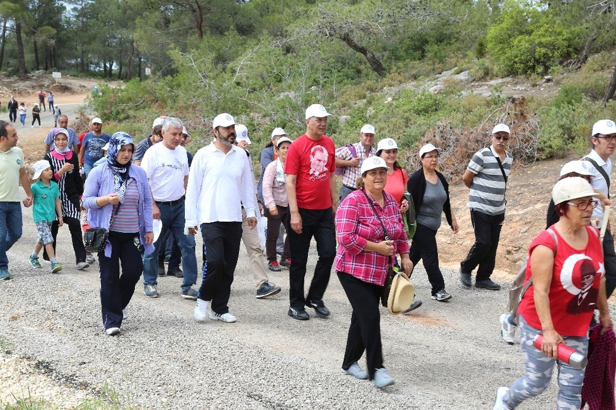 Mezitli Belediyesi, 19 Mayıs\'ı Doğa Yürüyüşüyle Kutladı