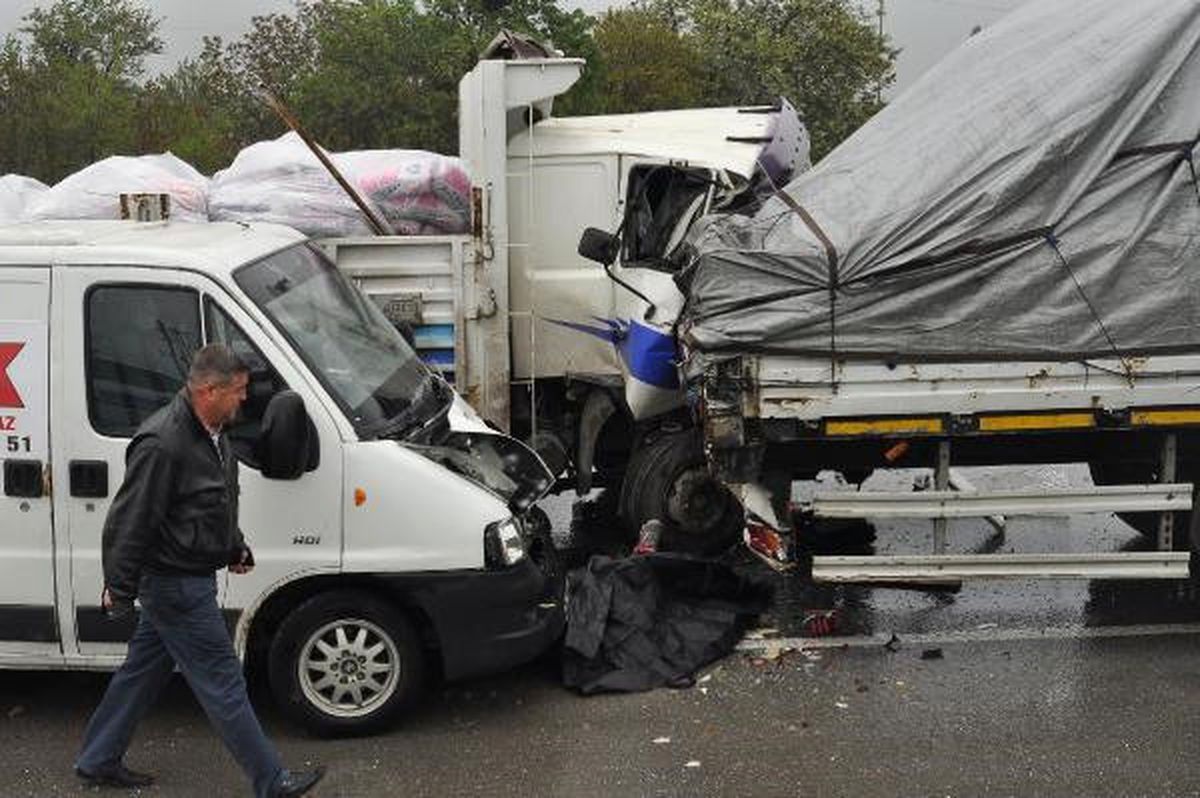 Minibüsle Tır\'ın Arasında Sıkışarak Can Verdi