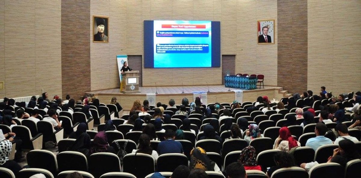 Neü\'de Dünya Hemşireler Günü Çalışan Güvenliği Sempozyumu Yapıldı