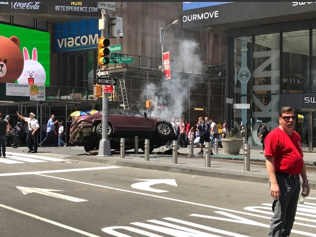 New York\'ta Araç Yayalara Çarptı: 1 Ölü, 10 Yaralı