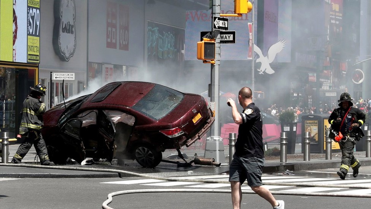 Reuters: New York\'ta Bir Kişi Aracını Yayalara Çarptı