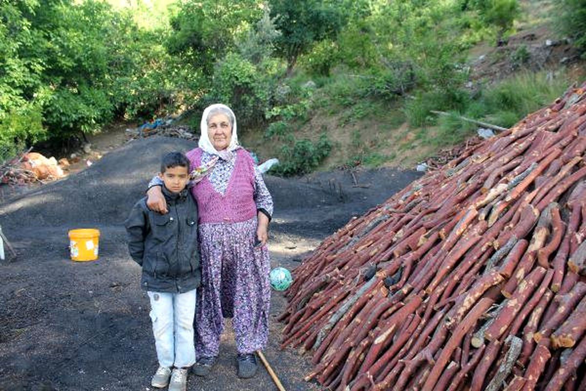Odun Kömürü Hazırlayarak Aile Ekonomisine Katkı Sağlıyor