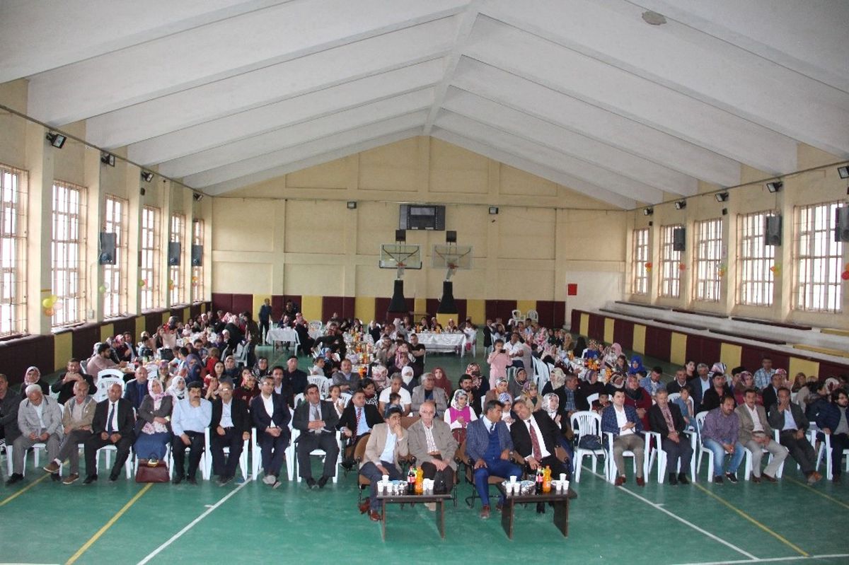 Oltu İbn-i Sina Mesleki ve Teknik Anadolu Lisesi\'nde Mezuniyet Gecesi