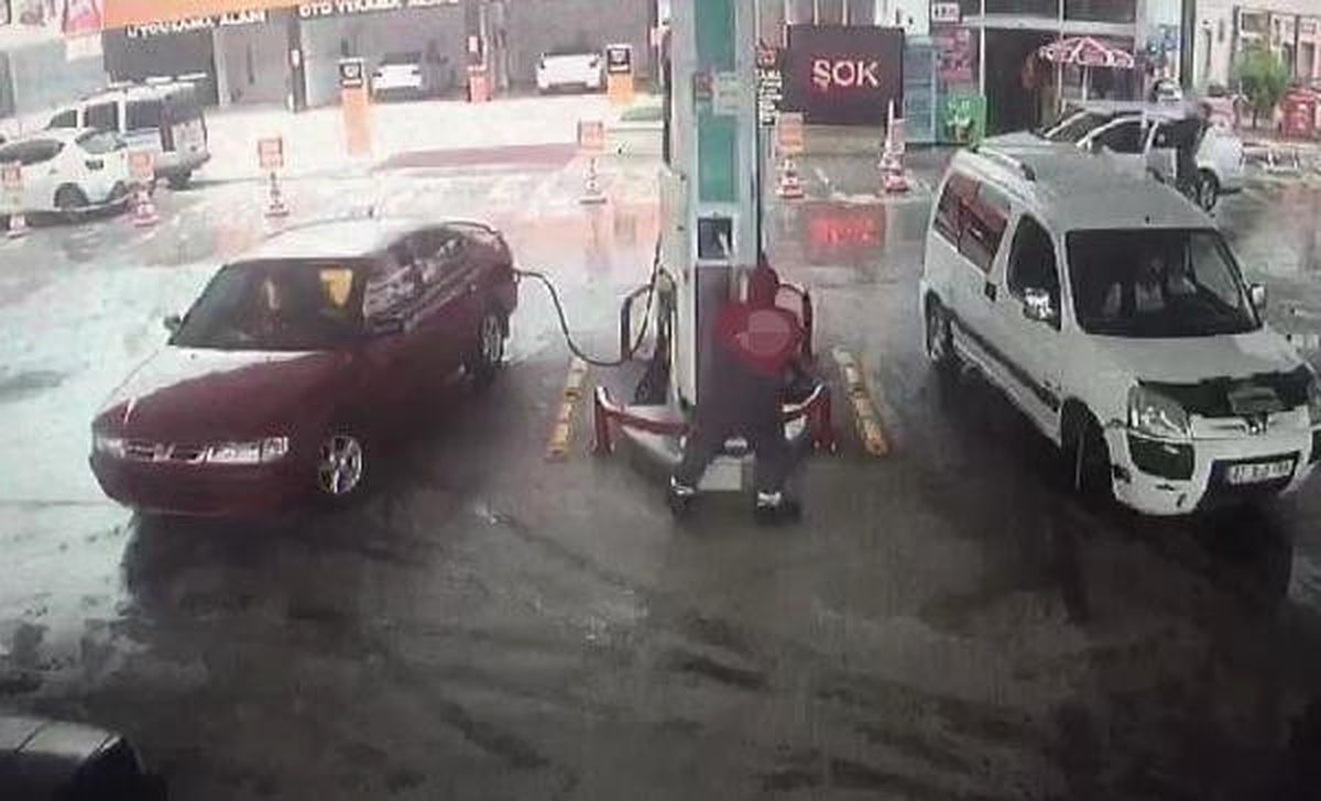 Otomobil Gaz Kaçağından Alev Aldı, Sürücü Yaralandı