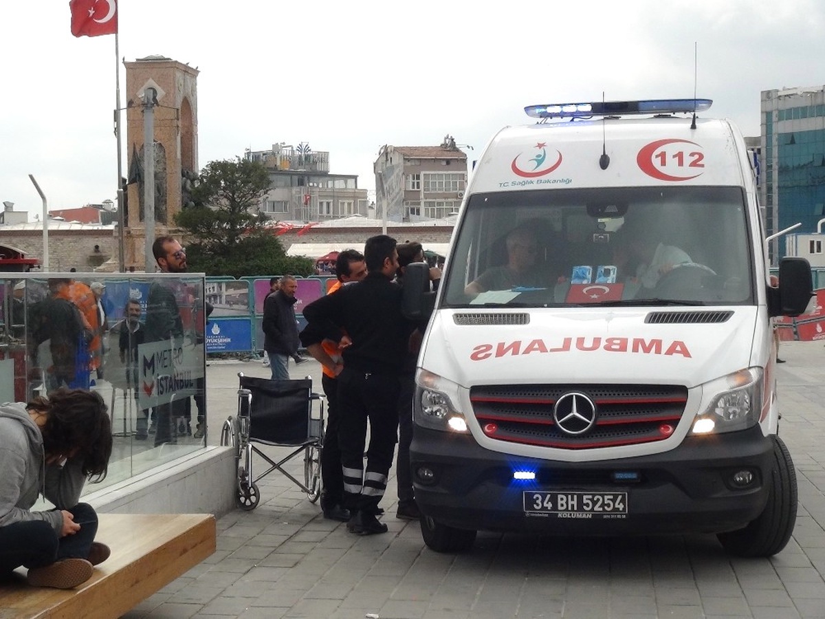 Turist Kadının Ayağı Yürüyen Banda Sıkıştı
